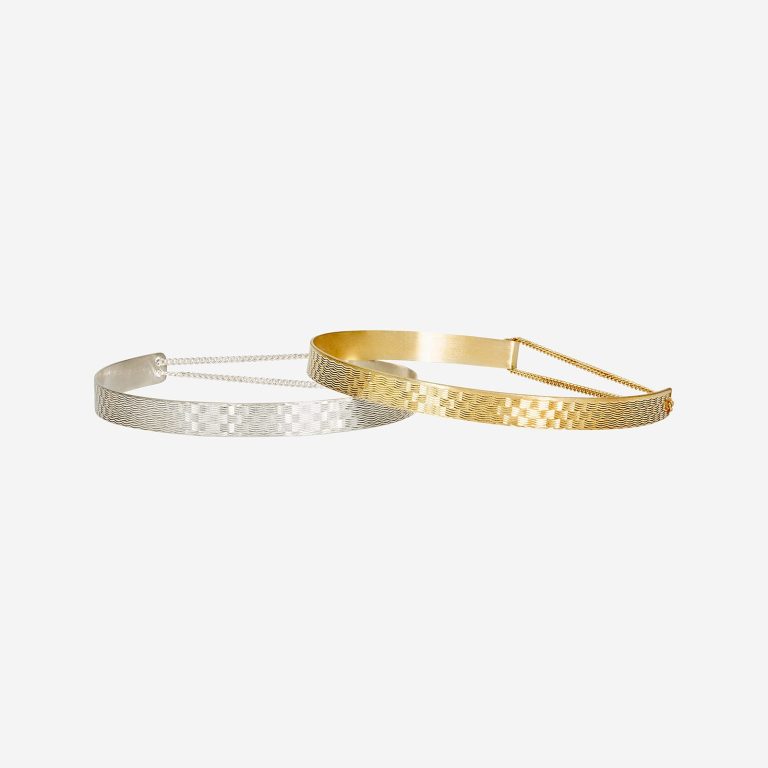 Zwei filigrane Armspangen mit feiner Oberflächenstruktur und Kettchen-Verschluss in Silber und Gelbgold – Schmuck-Freisteller für Onlineshop