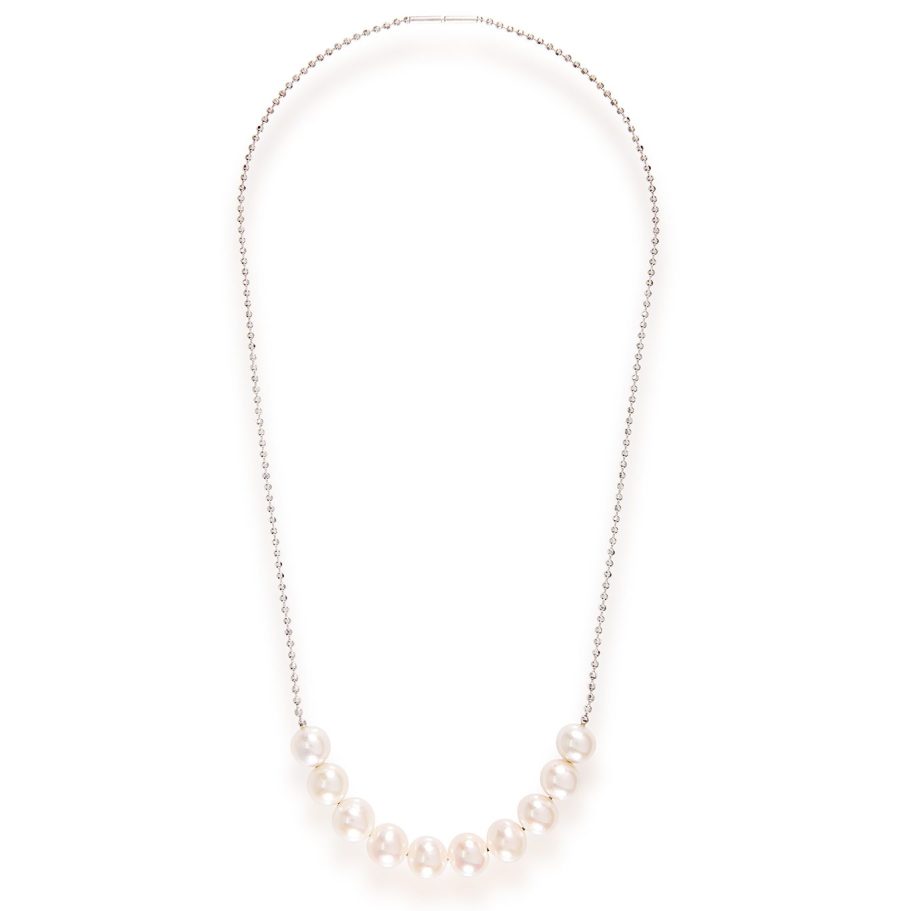 Zarte Silberkette mit elf schimmernden weißen Perlen – symmetrisch drapiertes Collier-Stilllife mit weichem Schatten auf weißem Hintergrund.