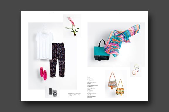 Katalog-Doppelseite mit freigestellten Mode-Stilllifes, Taschen, Schuhen und lebendig drapiertem Seidentuch – Produktfotografie und Retusche
