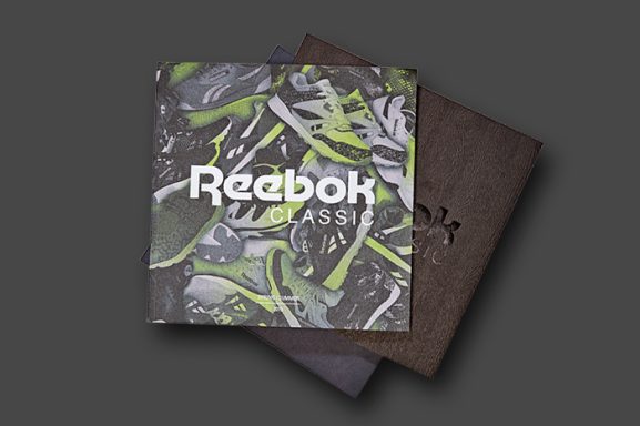 Gedruckter Produktkatalog Reebok Classic mit geprägtem Einband – High-End-Bildbearbeitung, Farbmanagement und Druckvorstufe für Marken und A