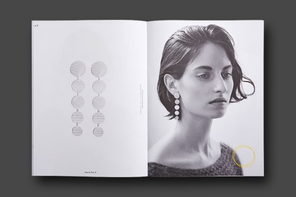 Lookbook-Doppelseite mit freigestellten langen Silberohrringen mit feiner Oberflächenstruktur– Schmuckfotografiefür Cocii.