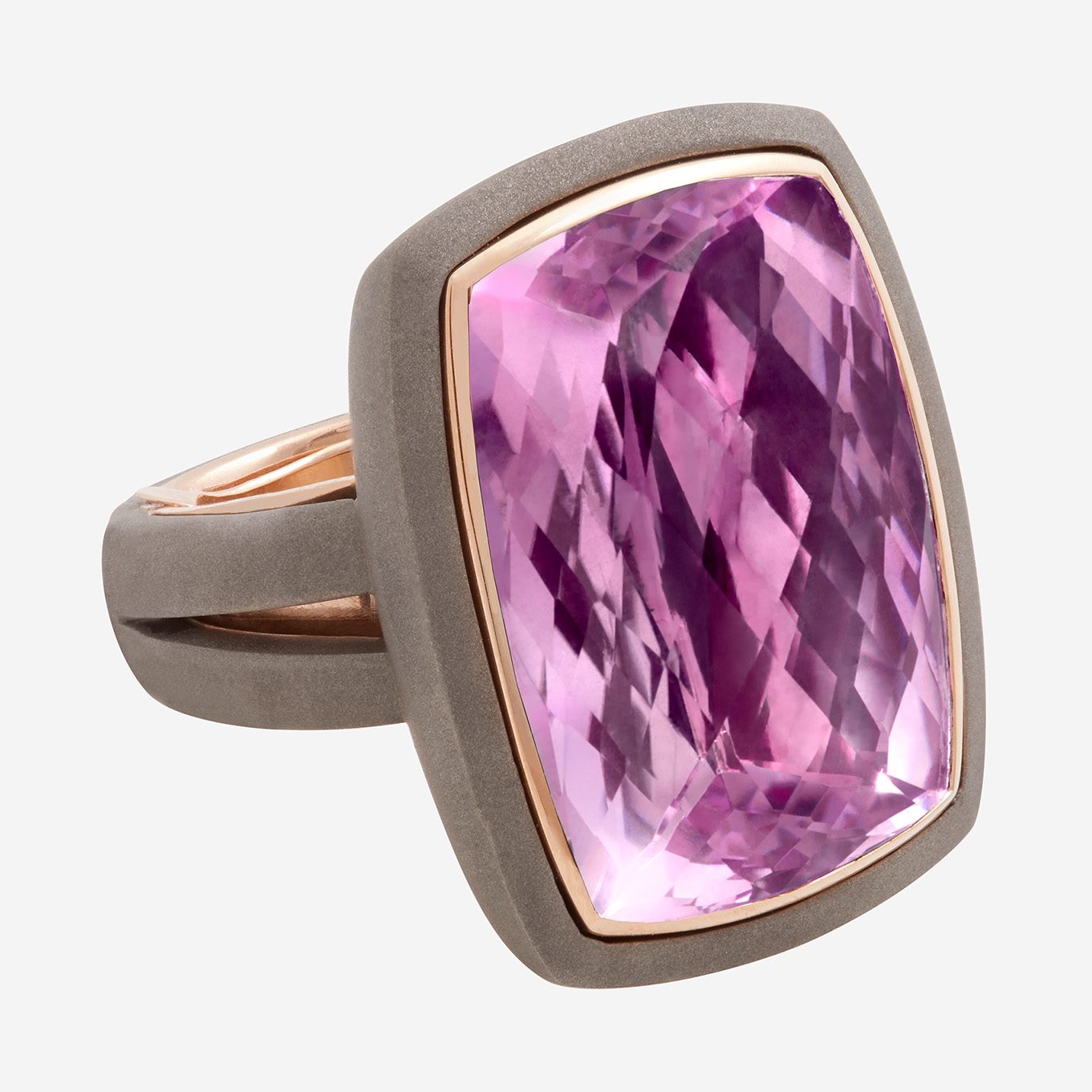 Freigestellter Edelsteinring mit großem facettiertem violettem Stein in Roségold-Fassung und mattierter Ringschiene, Makro-Schmuckfotografie