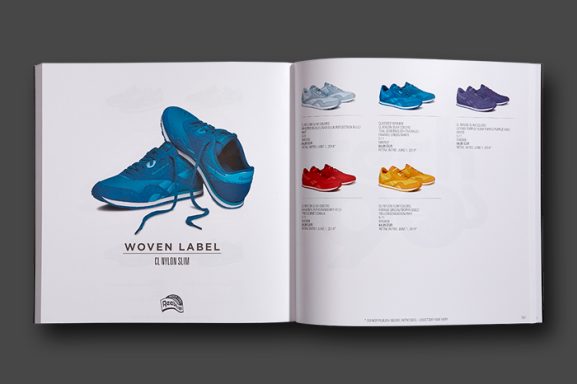 Katalog-Doppelseite mit freigestelltem blauem Sneaker und fünf farblich abgestimmten Produktvarianten – Freistellerretusche und Umfärbung