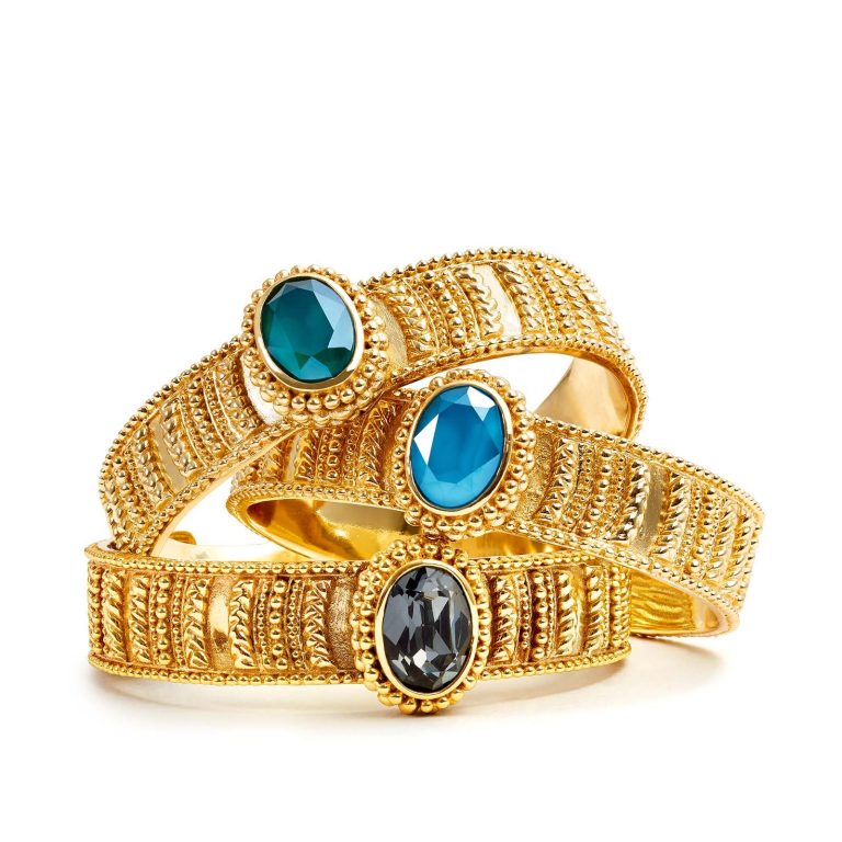 Goldarmreifen mit Edelsteinen Schmuck Produktfotografie Studioaufnahme
