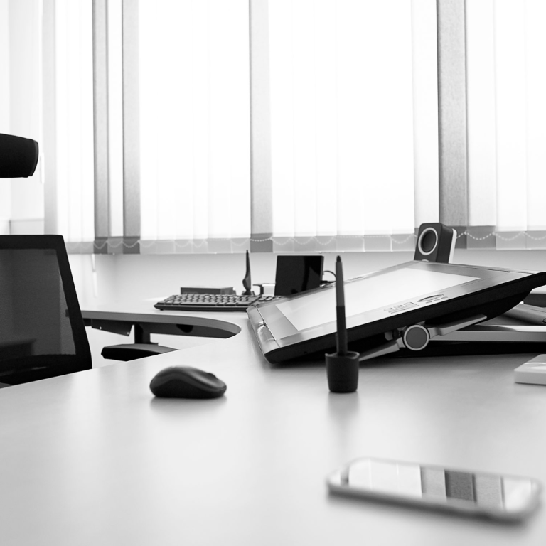 Arbeitsplatz für professionelle Bildbearbeitung und KI Bildgenerierung