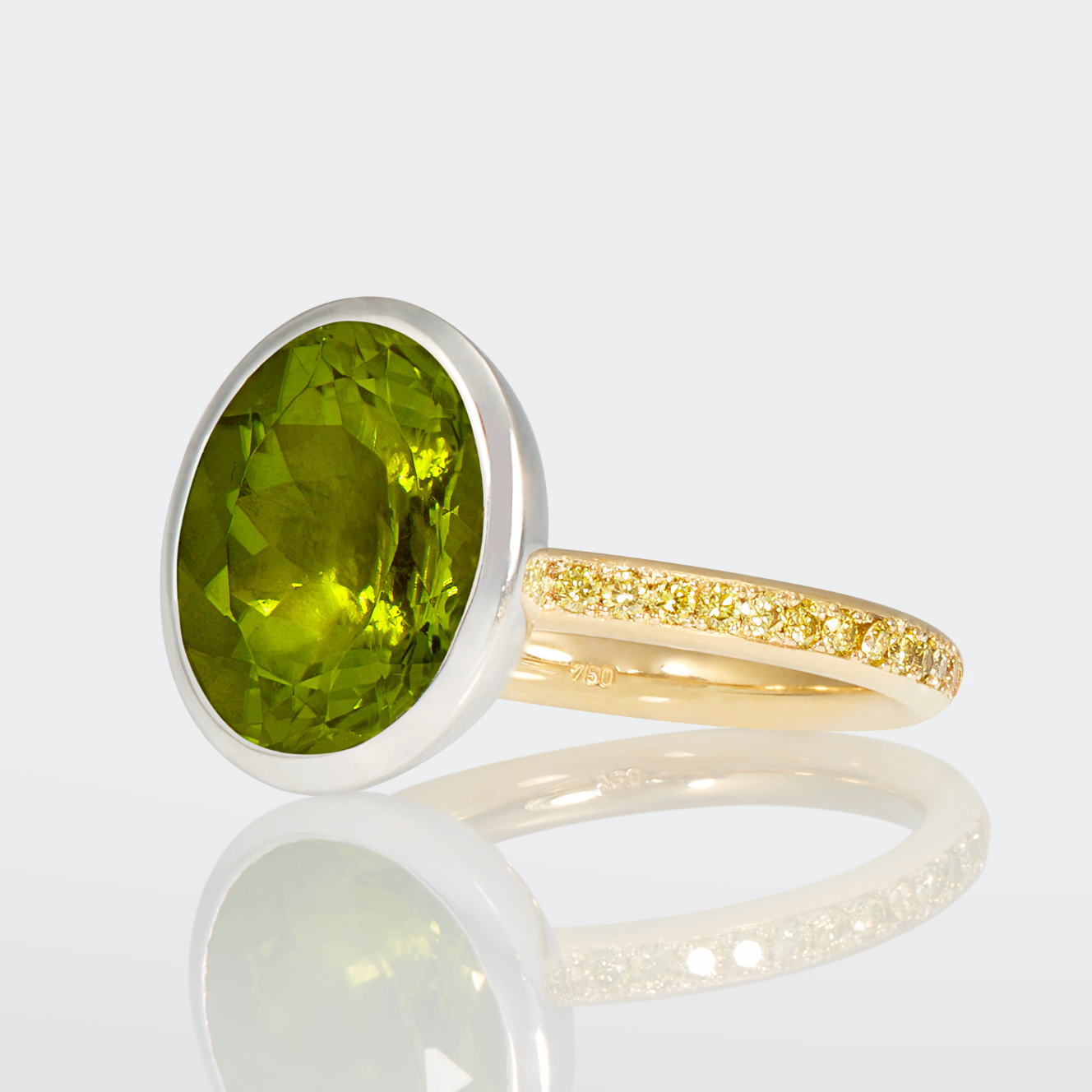 Edelsteinring Retusche Farboptimierung und Glanzkorrektur Schmuckfotografie