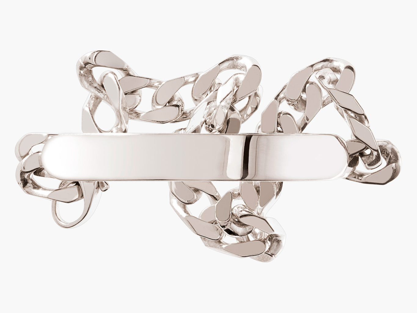 reigestelltes Panzerarmband aus hochglanzpoliertem 925er Silber mit glattem Gravurschild ohne störende Einspiegelungen – Schmuckfotografie