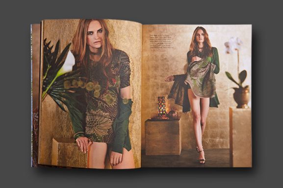 Aufgeschlagene Lookbook-Doppelseite in warmen Gold- und Grüntönen – professionelle Farbkorrektur, Beauty-Retusche für den Katalogdruck.