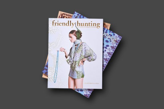 Gedrucktes Lookbook-Cover für das Premium-Label friendly hunting – High-End-Retusche für Modekatalog.