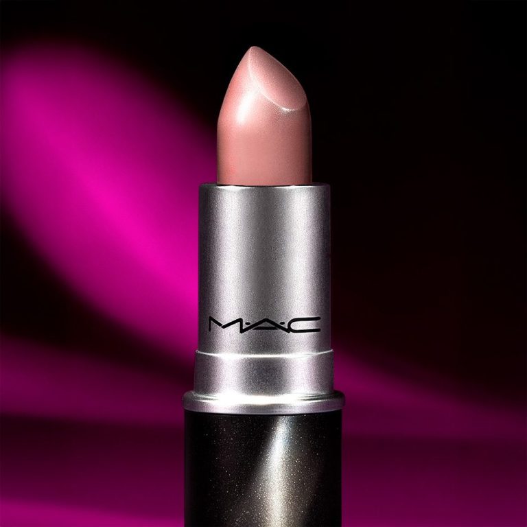 Edle Lippenstift-Produktfotografie (MAC Cosmetics) in schimmerndem Rosé-Nude vor magentafarbenem Lichtverlauf – präzise Textur