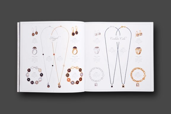 Aufgeschlagener Schmuckkatalog mit freigestellten Ringen, Ohrringen, Ketten und Edelstein-Armbändern in Silber und Gold – Produktfotografie
