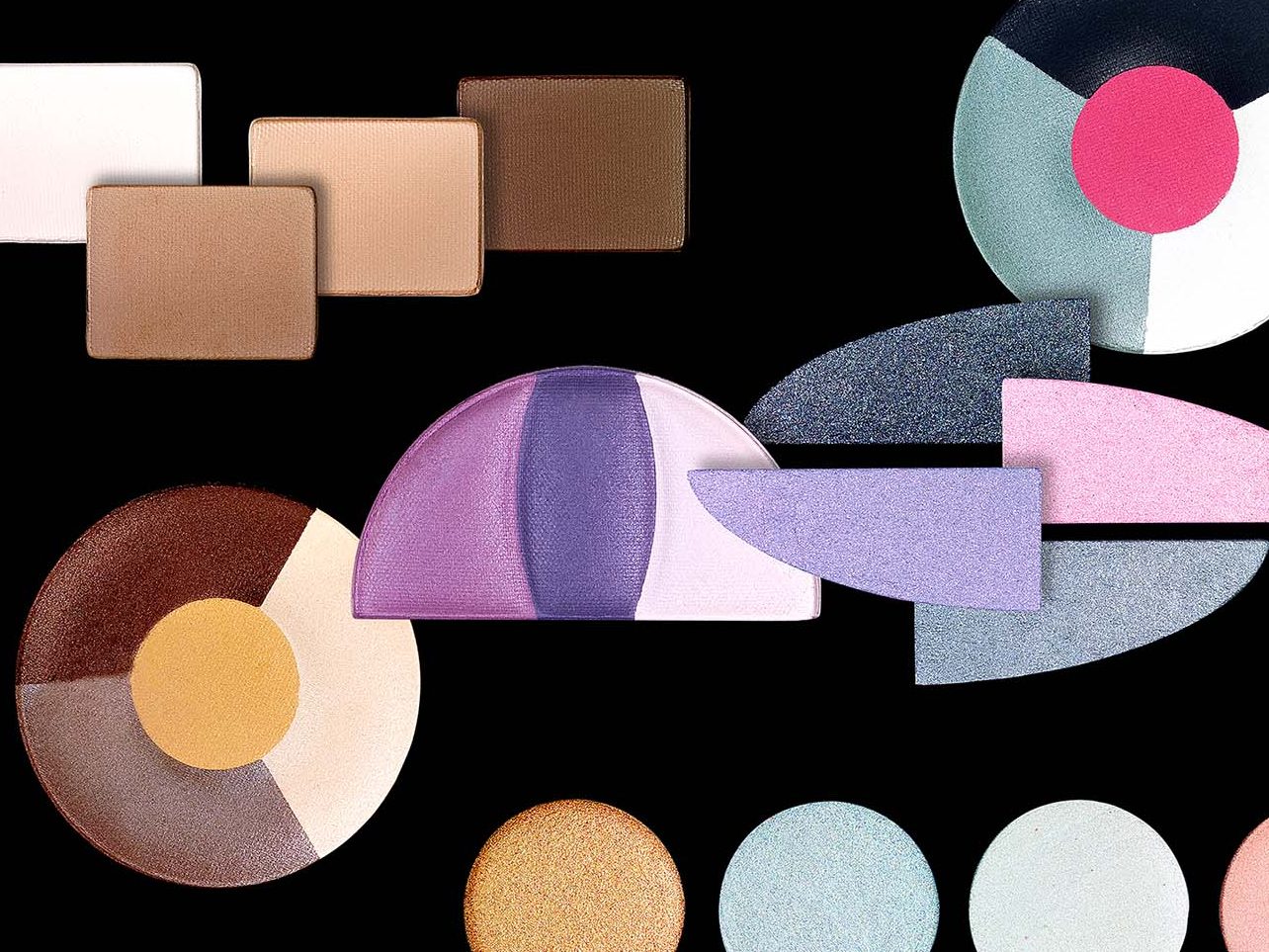 Grafische Make-up-Produktfotografie verschiedener gepresster Puder- und Lidschatten-Texturen in Nude, Violett, Blau und Rosé auf schwarz