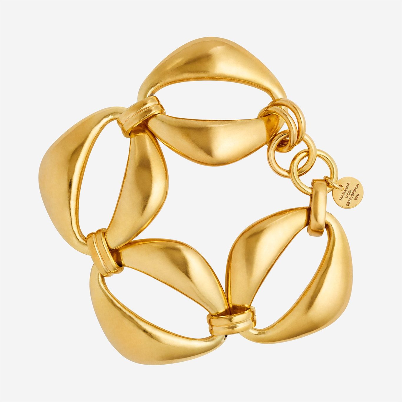 Skulpturales Gliederarmband aus matt gebürstetem Gelbgold mit feinem Marken-Anhänger – farbechte Schmuckfotografie  für E-Commerce und Print