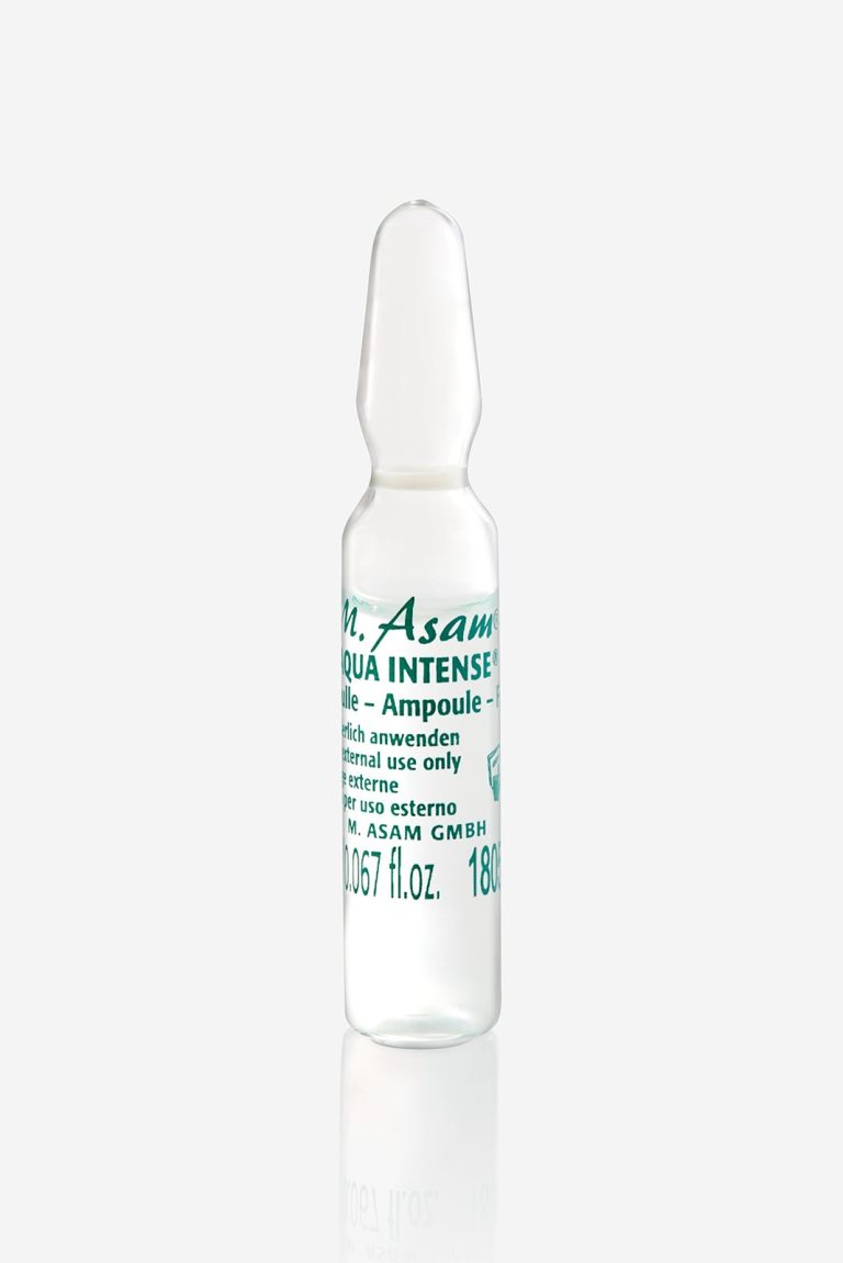 Freigestellte Kosmetik-Glasampulle mit transparenter Wirkstoff-Flüssigkeit und grüner Typografie – präzise Glas-Produktfotografie auf Weiß.